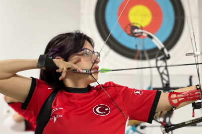   6 aylıkken felç kalan Zeynep Sena, okçulukta Avrupa kürsüsüne çıktı