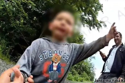 3 yaşındaki kayıp Göktürk ormanda bulundu; jandarmayla sohbet anları kamerada