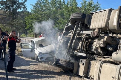TIR ile otomobil kafa kafaya çarpıştı: 1’i ağır, 4 yaralı