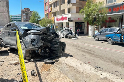 Freni boşalan hafriyat kamyonu, 10 araca çarptı; 5 yaralı