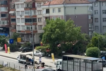Kamyonetin kasasından yola saçılan meyve ve sebzeler, diğer sürücülerin yardımıyla toplandı