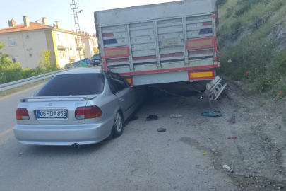Otomobil, park halindeki TIR'a çarptı: 4 yaralı