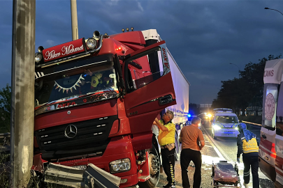 Şoförü rahatsızlanan TIR, refüjdeki bariyerlere çarptı