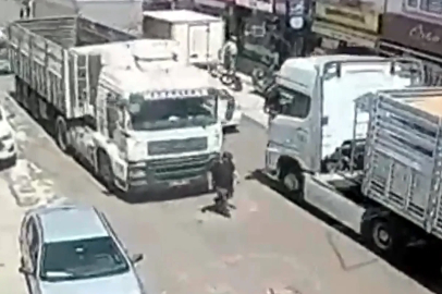 TIR'ın çarptığı yaya öldü; kaza kamerada