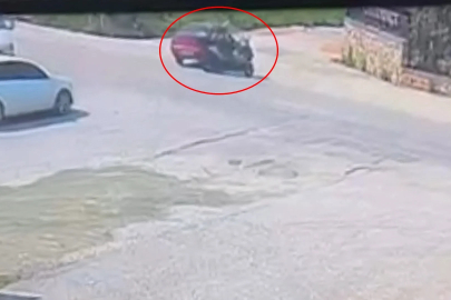 Otomobil ile çarpışan motosikletin sürücüsü yaralandı; kaza anı kamerada 