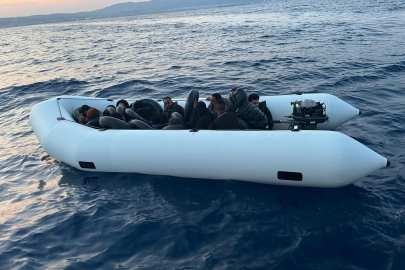Kuşadası'nda sürüklenen lastik bottaki 18 kaçak göçmen kurtarıldı   