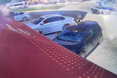 Otomobille çarpışan motosikletin sürücüsü yaralandı; kaza kamerada
