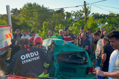Ordu’da minibüs, park halindeki otomobile çarptı: 3 yaralı