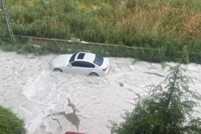 Ankara'da dolu ve sağanak hayatı olumsuz etkiledi