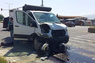 Kamyonet ile motosikletin çarpıştığı kazada 2 kardeş yaralandı