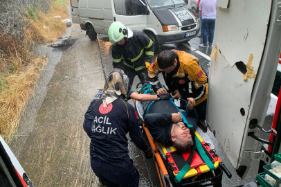 Kazazedelere yardım etmek için duranların minibüsüne otomobil çarptı: 2’si çocuk, 7 yaralı