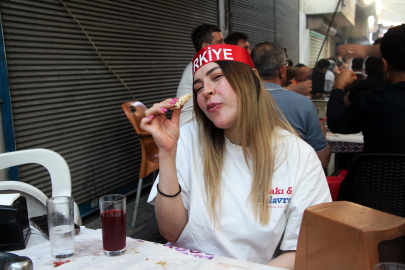 Adanalılar, milli maç heyecanını ciğer kebabıyla yaşadı