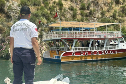 Halfeti’de arızalanıp sürüklenen tur teknesindeki 40 yolcuyu jandarma tahliye etti