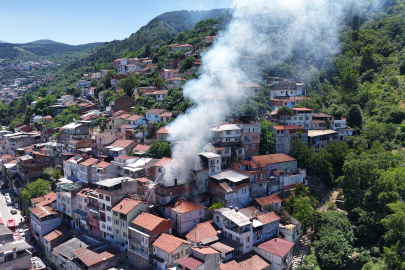 3 katlı evde çıkan yangın yan binaya sıçradı; depremde kolunu, yangında evini kaybetti
