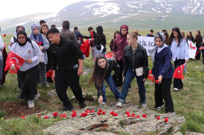 Öğrenciler, ecdadı için Allahuekber Şehitliği’ne yürüdü