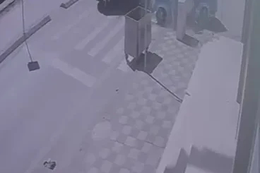 Karşı şeride geçen otomobilin ciple çarpıştığı kaza kamerada: 3 yaralı