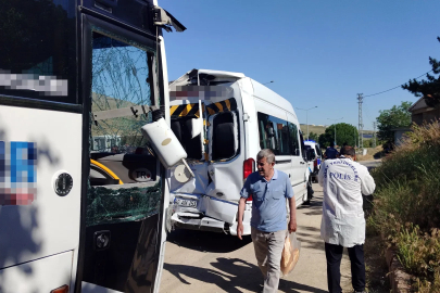 Kırşehir'de işçi servis midibüsü, minibüse çarptı: 1'i ağır 17 yaralı