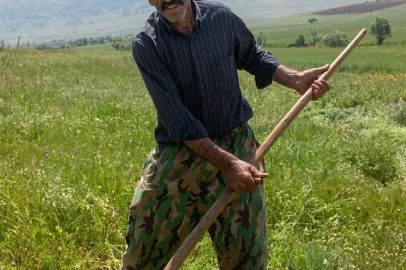 Devrilen traktörün sürücüsü öldü, kazayı gören tarla sahibi fenalaştı
