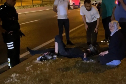 Kaza yerine gelen anne, yaralı oğlunun elini tutarak moral verdi